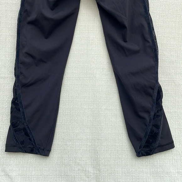 Lululemon Wunder Under Crop High-Rise Flocked 21" Black/Scatter Floral Size 2 - Picture 11 of 13